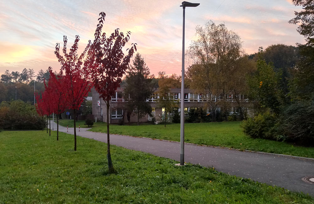 podzimní pohled na školu