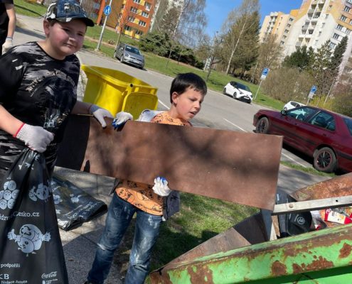 uklízení odpadků v rámci akce Ukliďme Česko