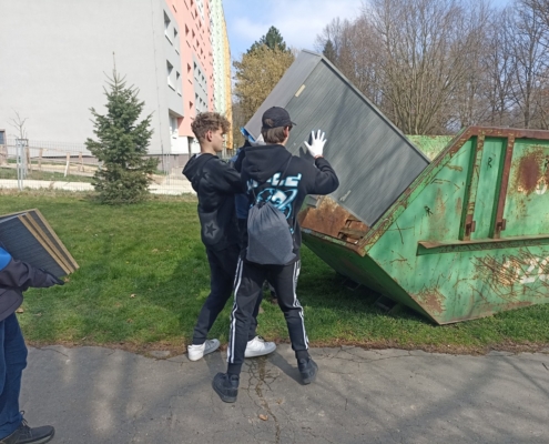 28. 3. jsme se zúčastnili celorepublikové akce Ukliďme Česko