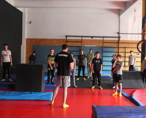 Skákání na trampolínách v ENHA parku
