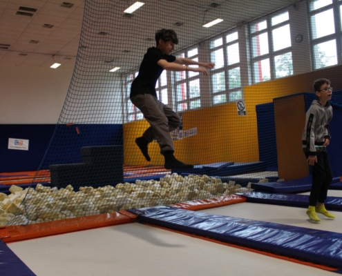 Skákání na trampolínách v ENHA parku
