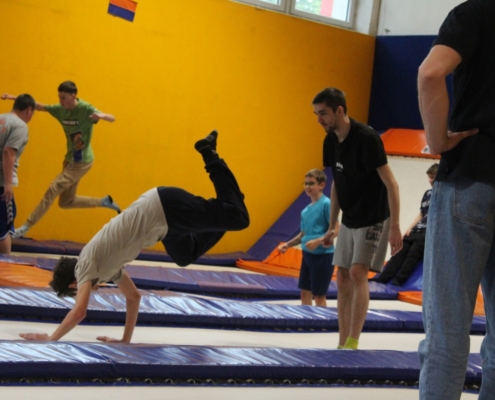 Skákání na trampolínách v ENHA parku