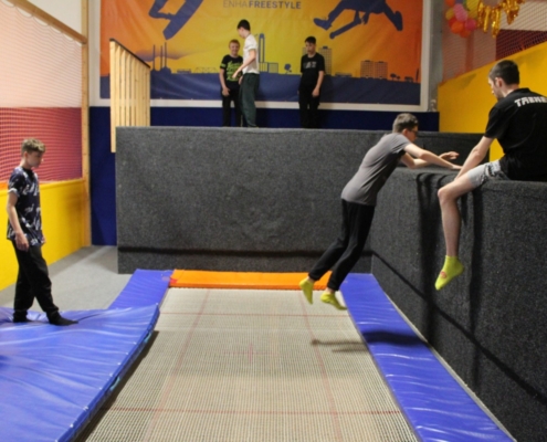 Skákání na trampolínách v ENHA parku
