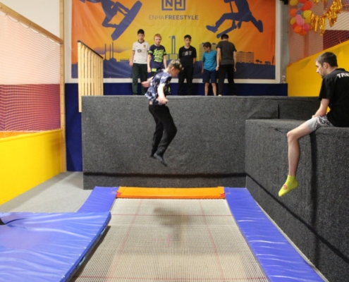 Skákání na trampolínách v ENHA parku
