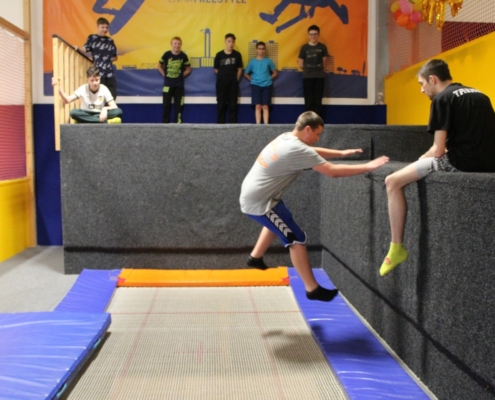 Skákání na trampolínách v ENHA parku