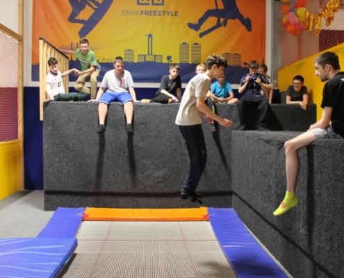 Skákání na trampolínách v ENHA parku