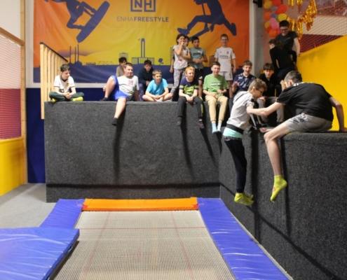 Skákání na trampolínách v ENHA parku