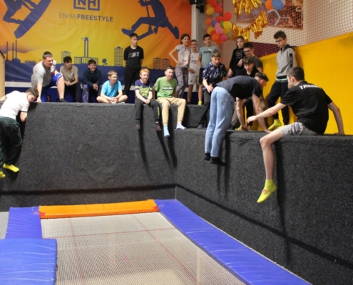 Skákání na trampolínách v ENHA parku