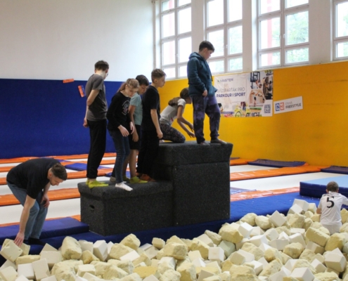 Skákání na trampolínách v ENHA parku