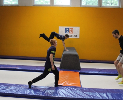 Skákání na trampolínách v ENHA parku