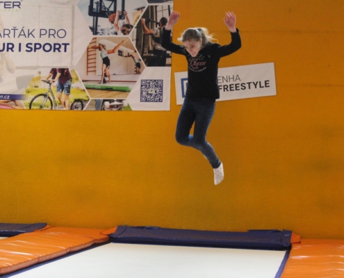 Skákání na trampolínách v ENHA parku