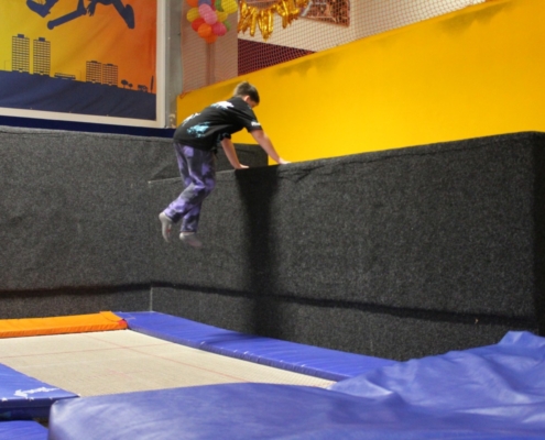 Skákání na trampolínách v ENHA parku