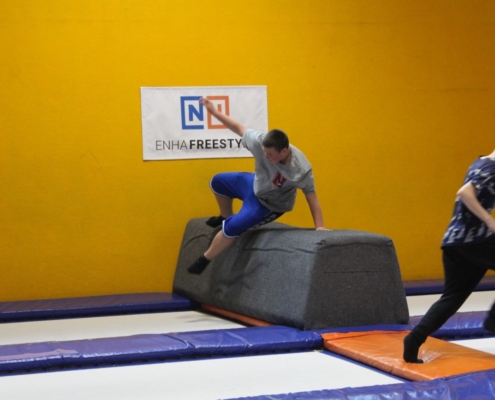 Skákání na trampolínách v ENHA parku
