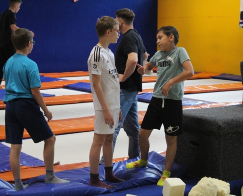 Skákání na trampolínách v ENHA parku
