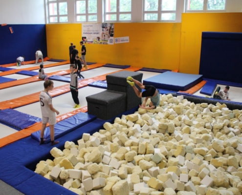 Skákání na trampolínách v ENHA parku