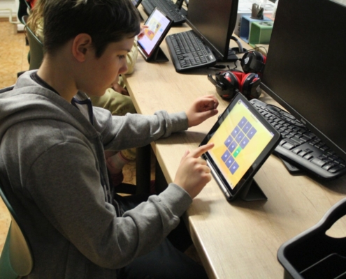 čtvrťáci pracují na tabletech