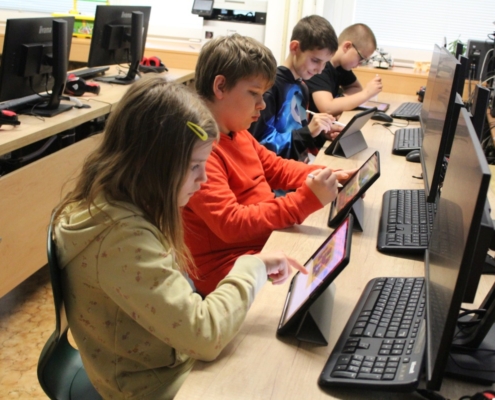 čtvrťáci pracují na tabletech
