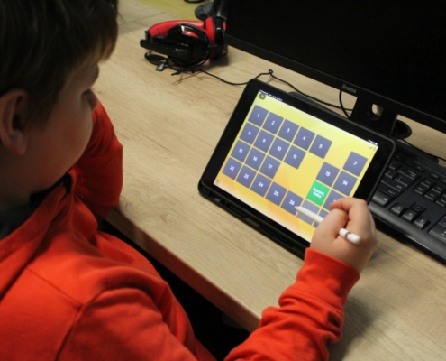 čtvrťáci pracují na tabletech