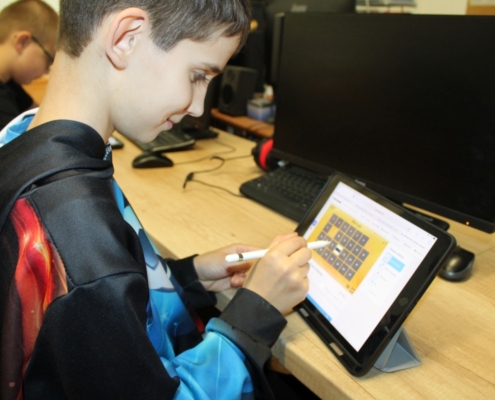 čtvrťáci pracují na tabletech