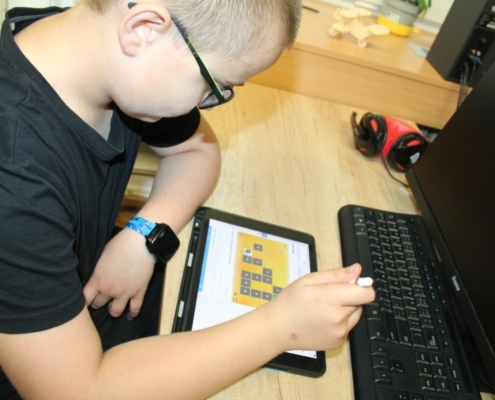 čtvrťáci pracují na tabletech