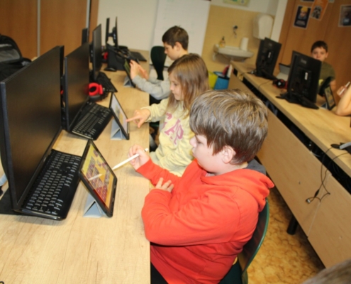 čtvrťáci pracují na tabletech
