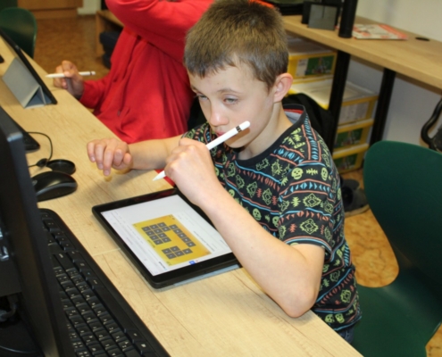 čtvrťáci pracují na tabletech