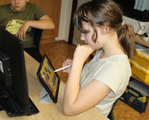čtvrťáci pracují na tabletech