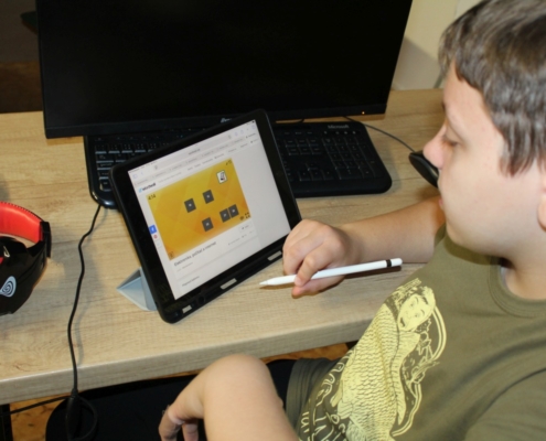 čtvrťáci pracují na tabletech
