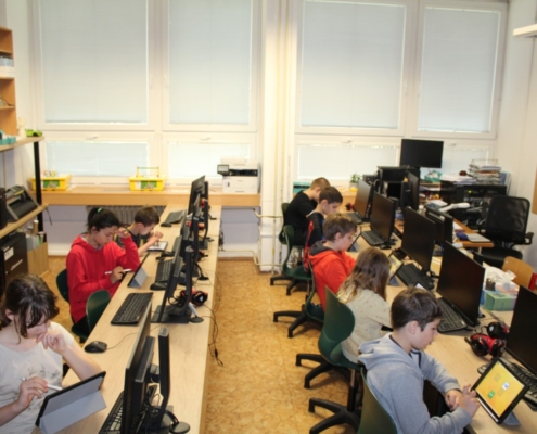 čtvrťáci pracují na tabletech