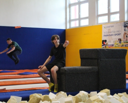 skákání na trampolínách v ENHAčku