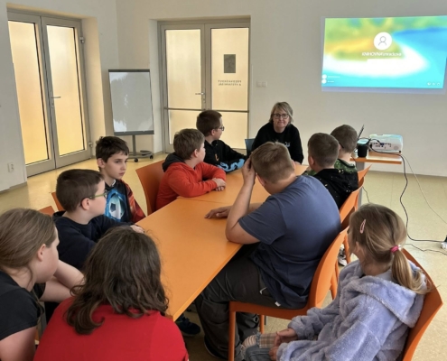 družina v knihovně na téma Tajemný příběh Inků