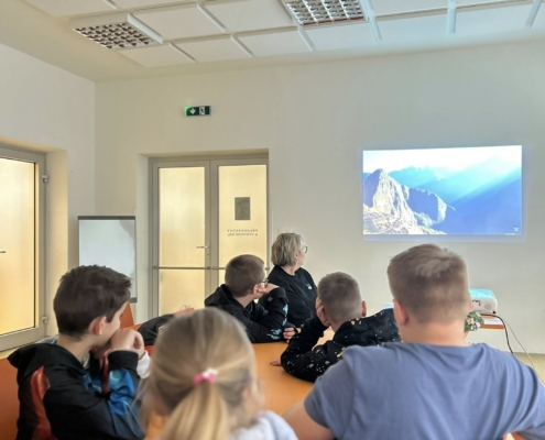 družina v knihovně na téma Tajemný příběh Inků