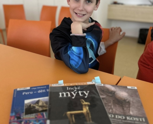 družina v knihovně na téma Tajemný příběh Inků