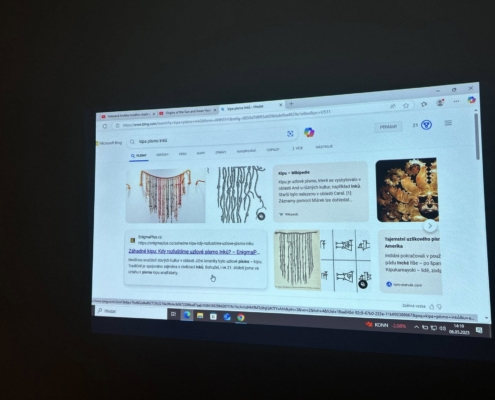 družina v knihovně na téma Tajemný příběh Inků