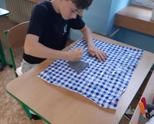 osmáci píší klínovým písmem na hliněné tabulky