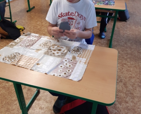 osmáci píší klínovým písmem na hliněné tabulky