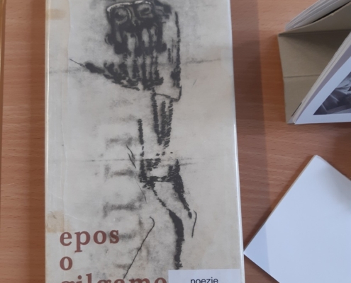 osmáci píší klínovým písmem na hliněné tabulky