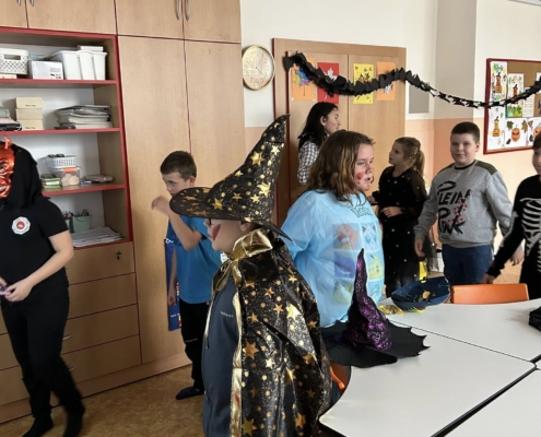 helloweenské odpoledne jsme si se staršími dětmi ve školní družině moc užili