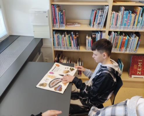 6. třída absolvovala čtenářskou lekci v knihovně