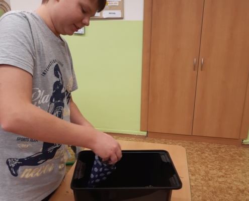 mohli naplnit vlastnoručně ušité pytlíky