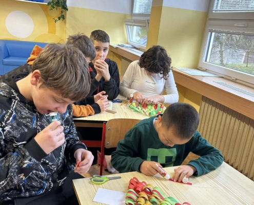 velci-malym-03 Páťáci a prvňáci dnes ve výtvarné výchově úžasně spolupracovali