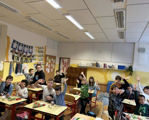 velci-malym-04 Páťáci a prvňáci dnes ve výtvarné výchově úžasně spolupracovali