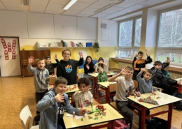 Páťáci a prvňáci dnes ve výtvarné výchově úžasně spolupracovali