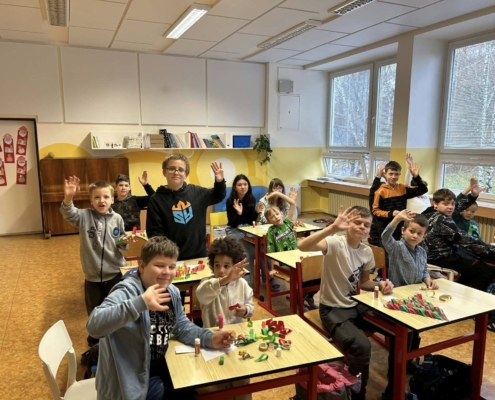 velci-malym-05 Páťáci a prvňáci dnes ve výtvarné výchově úžasně spolupracovali