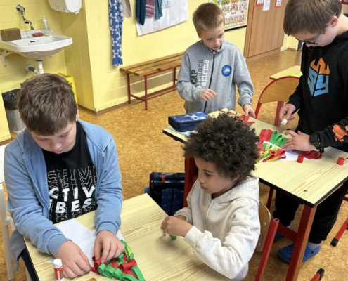 velci-malym-06 Páťáci a prvňáci dnes ve výtvarné výchově úžasně spolupracovali