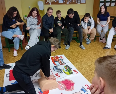 I druhý stupeň se zúčastnil kurzu první pomoci