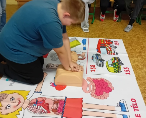 I druhý stupeň se zúčastnil kurzu první pomoci