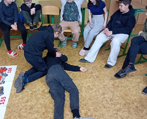 I druhý stupeň se zúčastnil kurzu první pomoci