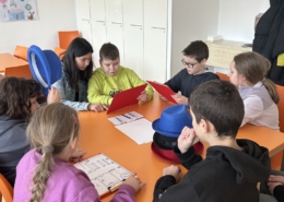 Detektivové v akci - děti ze školní družiny v knihovně plnily úkoly