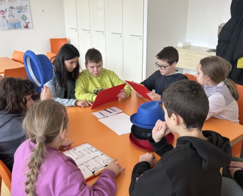 Detektivové v akci - děti ze školní družiny v knihovně plnily úkoly